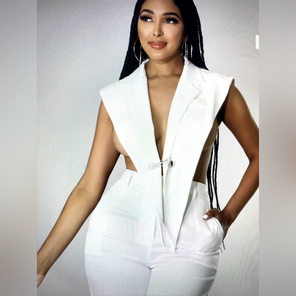 White Jazzy open side collared top w/ rhinestone clip closure [New]